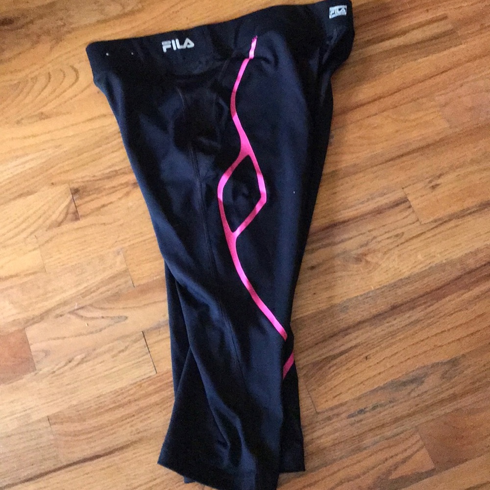 NWT FILA SPORT BLACK WITH HOT PINK DESIGN CAPRIS